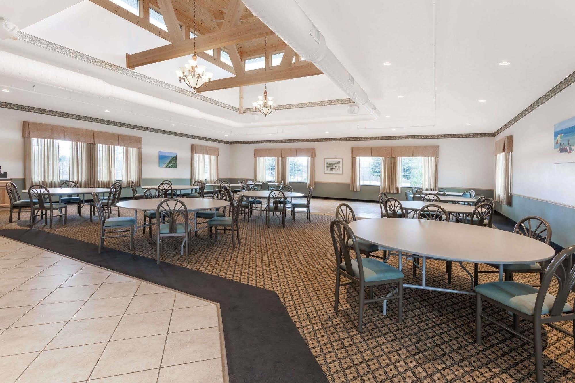 Days Inn By Wyndham Pentwater Esterno foto