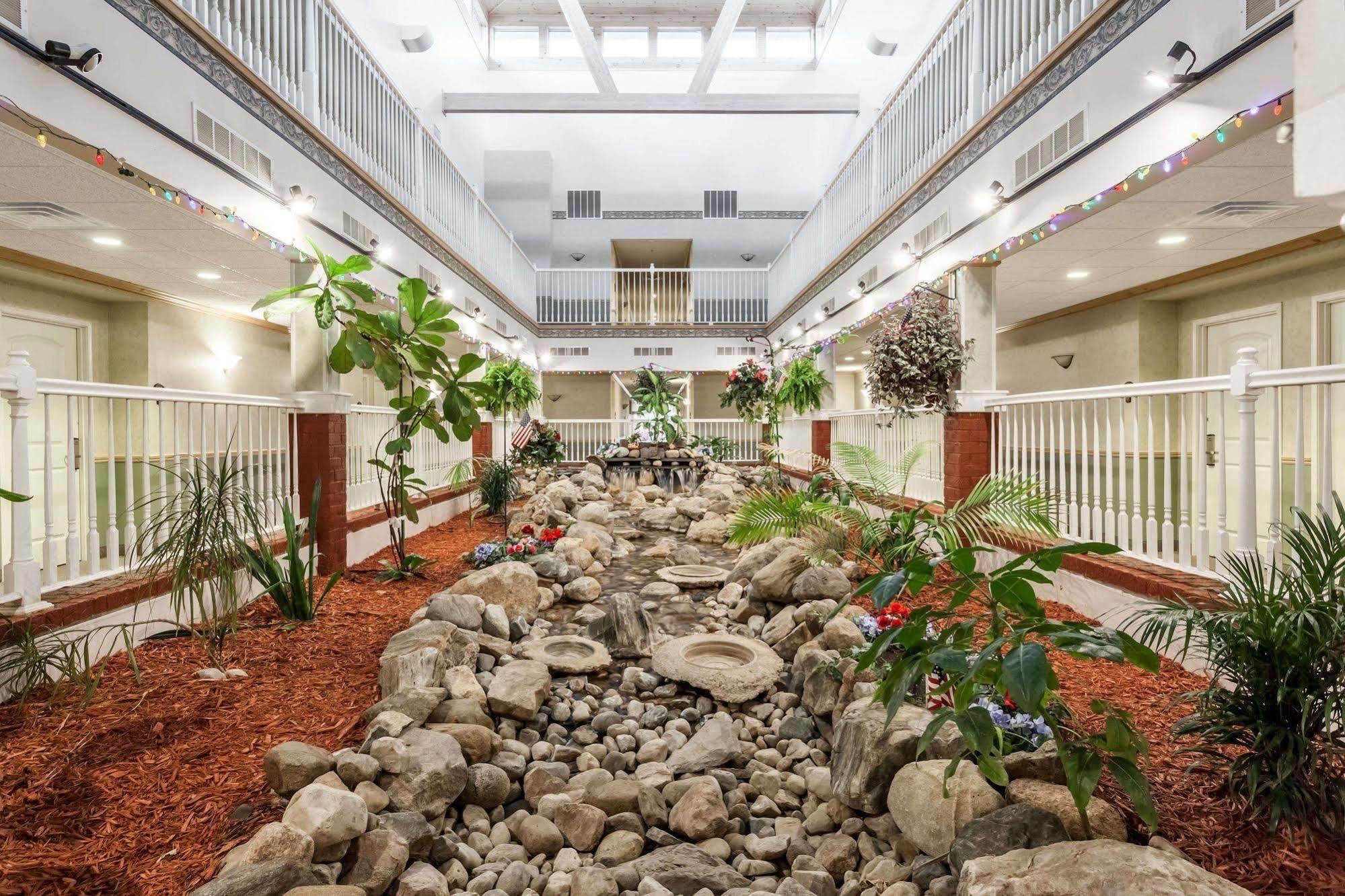 Days Inn By Wyndham Pentwater Esterno foto